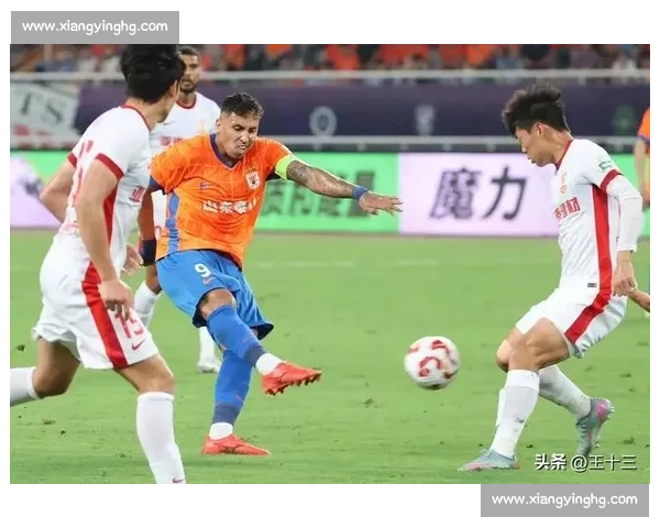 国安击败西海岸追平申花登顶，争冠形势白热化